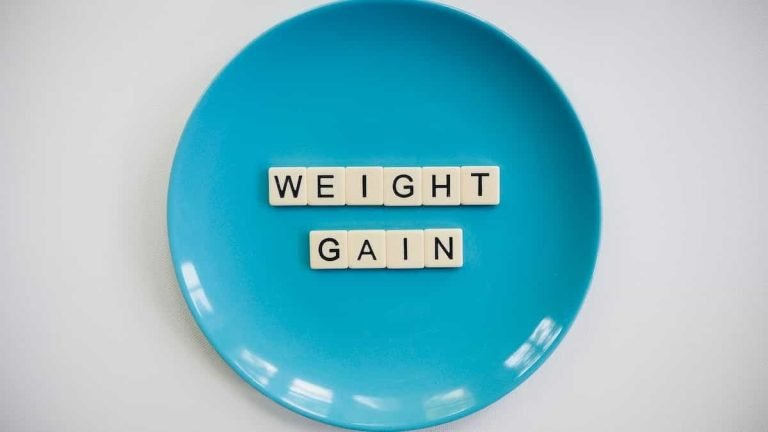 A blue plate having the words weight gain on it.