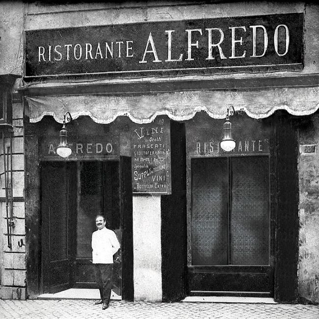 Alfredo Di Lelio in front of Ristorante Alfredo, c. 1914.